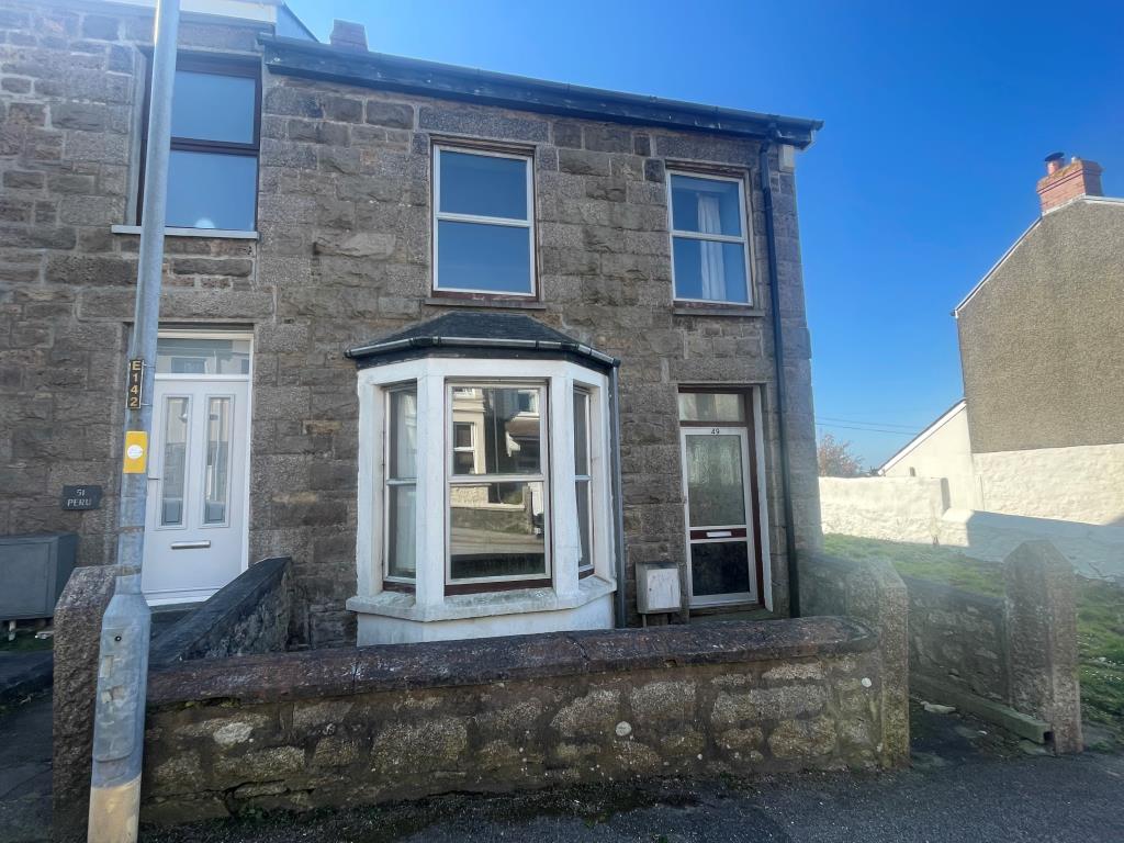 Lot: 38 - FREEHOLD PROPERTY WITH ADDITIONAL LAND - Front elevation of property with bay window